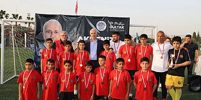 AKDENİZ BELEDİYESİ 23 NİSAN FUTBOL TURNUVASININ KAZANANLARI KUPALARINI ALDI