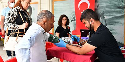 ‘DÜNYA GÖNÜLLÜ KAN BAĞIŞÇILARI GÜNÜ’NDE BÜYÜKŞEHİR PERSONELİNDEN ÖRNEK DAVRANIŞ