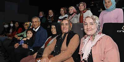 EĞİTİM SEMİNERİNE KATILAN TEPEKÖYLÜ KADINLARA SİNEMA SÜRPRİZİ