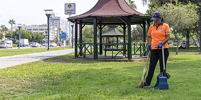 HAYALLERİNİN PEŞİNDEN KOŞTU, TEMİZLİK İŞÇİSİYKEN SOLİST OLDU