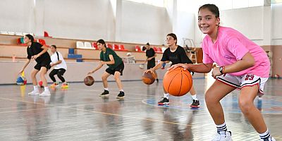 MERSİN BÜYÜKŞEHİR’İN ÜCRETSİZ BASKETBOL KURSU, ÖĞRENCİLERDEN YOĞUN İLGİ GÖRÜYOR