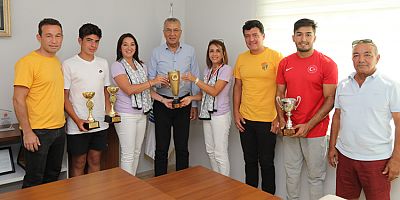 MEZİTLİ’NİN ŞAMPİYONLARI KUPALARINI BAŞKAN TARHAN’A GETİRDİ