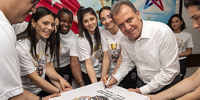 MSK’NIN ŞAMPİYON KADIN HENTBOLCULARI, KUPA SEVİNCİNİ BAŞKAN SEÇER’LE PAYLAŞTI